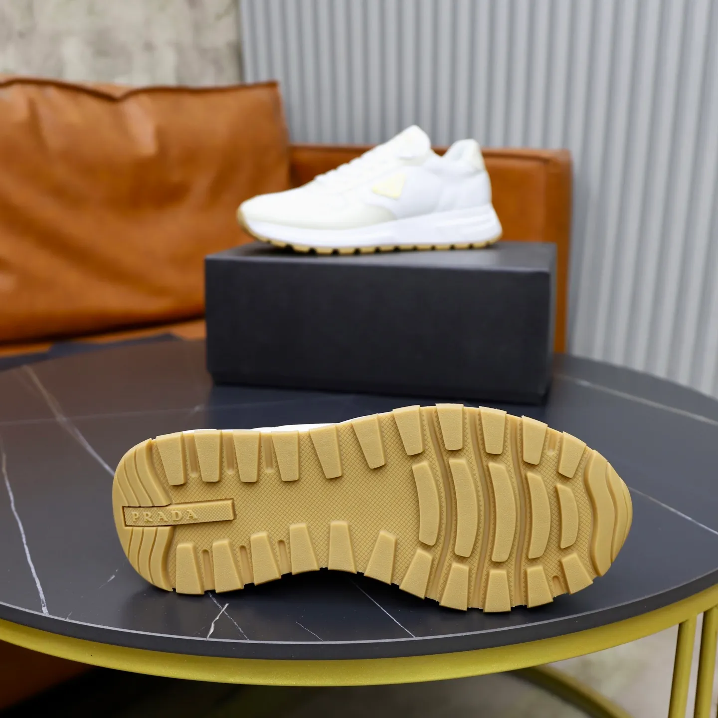 Factory price: 600💰Top original order Brand: PRADA (Prada) Standard code: Men's size 38/44 (45 can be customized) Grade: Same as the official website Material: Original cowhide stitched with imported cloth, cowhide lining, original combination of two-color wear-resistant soft outsole Style category: casual sports version, young fashion, European and American trend, British style Color: actual picture color